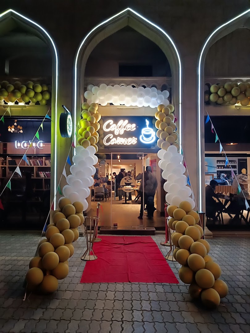 Coffee Corner: inviting exterior with clear branding