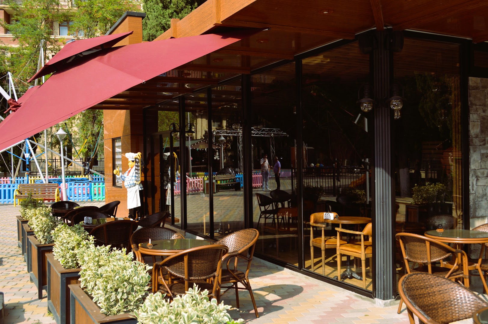 Dolce e Bello: clear, inviting restaurant terrace photo
