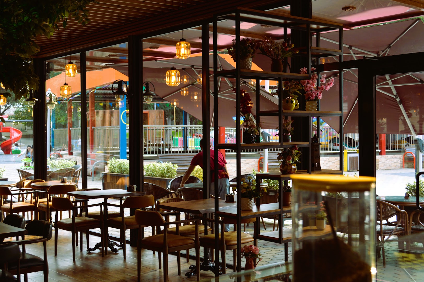 Dolce e Bello: inviting restaurant interior and atmosphere