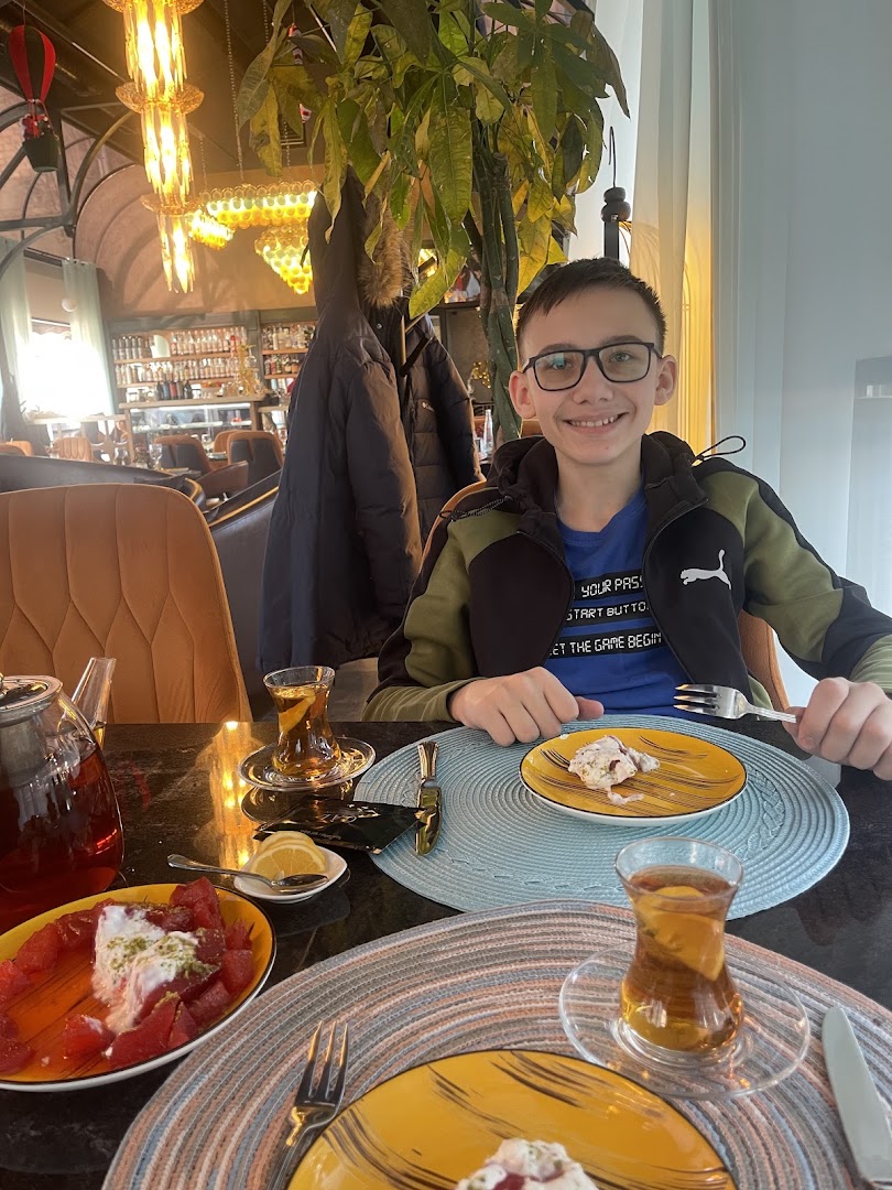 Gal Restaurant: happy guest enjoying food