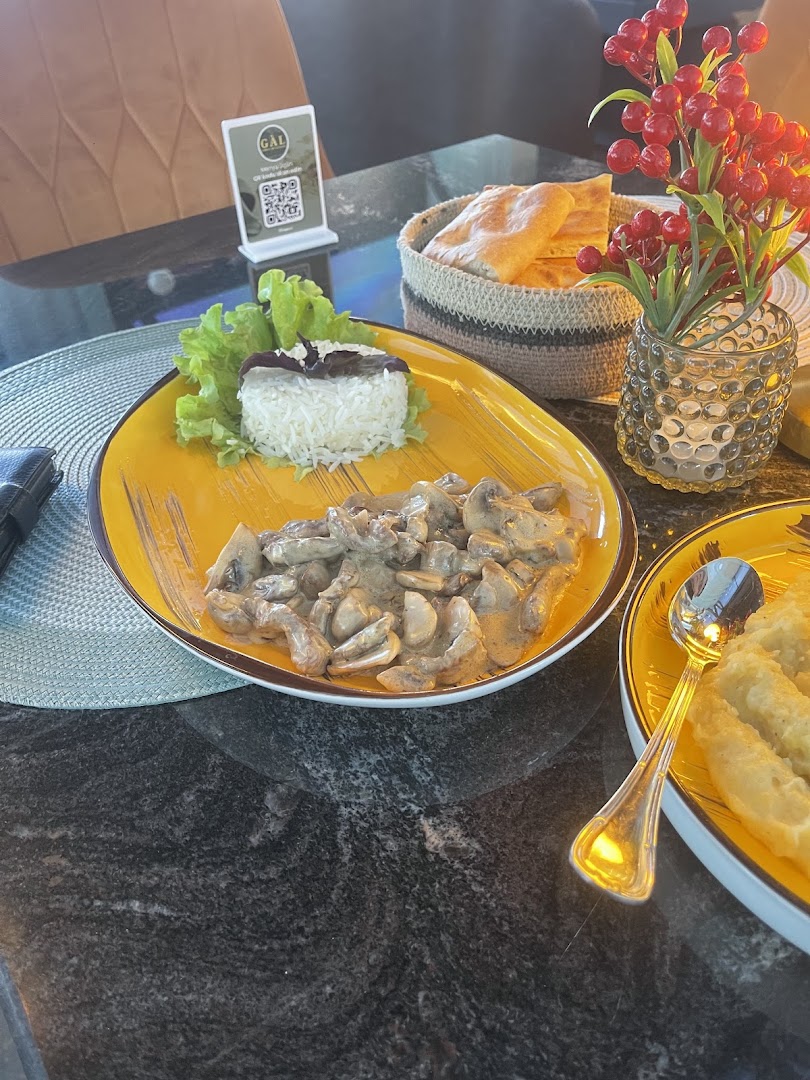 Gal Restaurant: appetizing food presentation and atmosphere