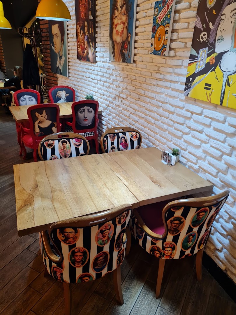 Kolorit Cafe and Dining: restaurant interior and atmosphere