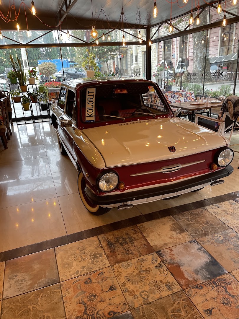 Kolorit Cafe and Dining: unique interior decor adds character
