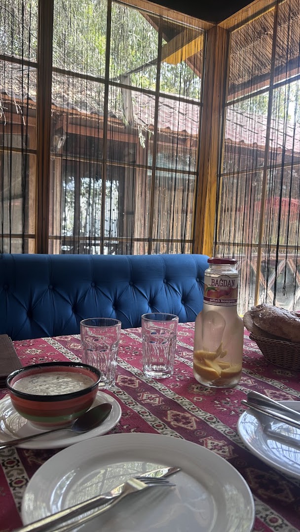 Sah Sarayi: inviting restaurant interior and table