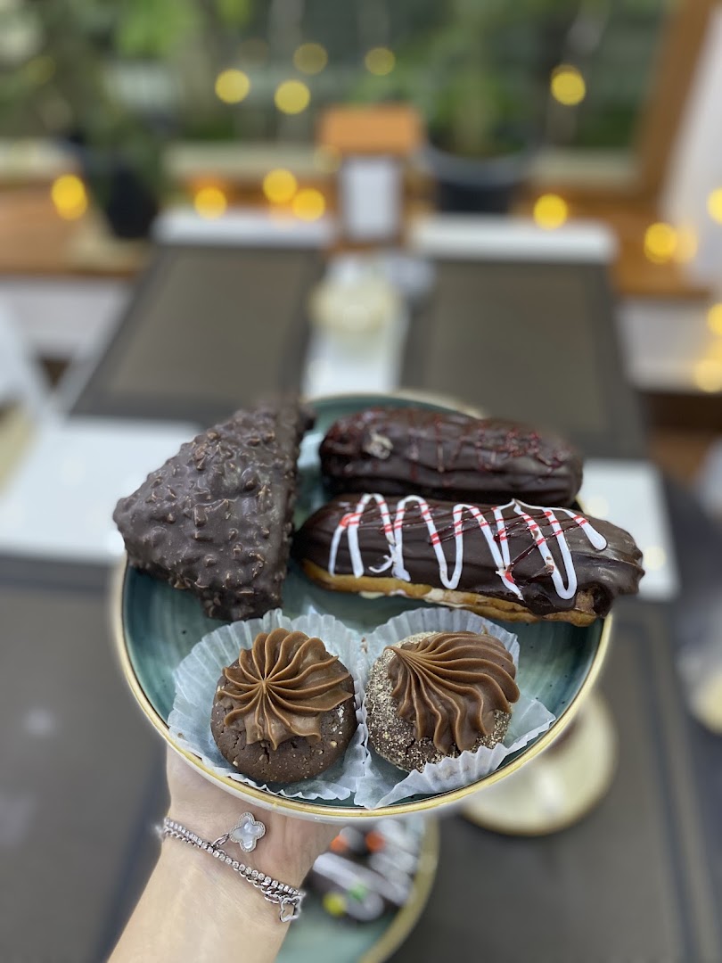 Ballı Un Məmulatları: appetizing display of shop products