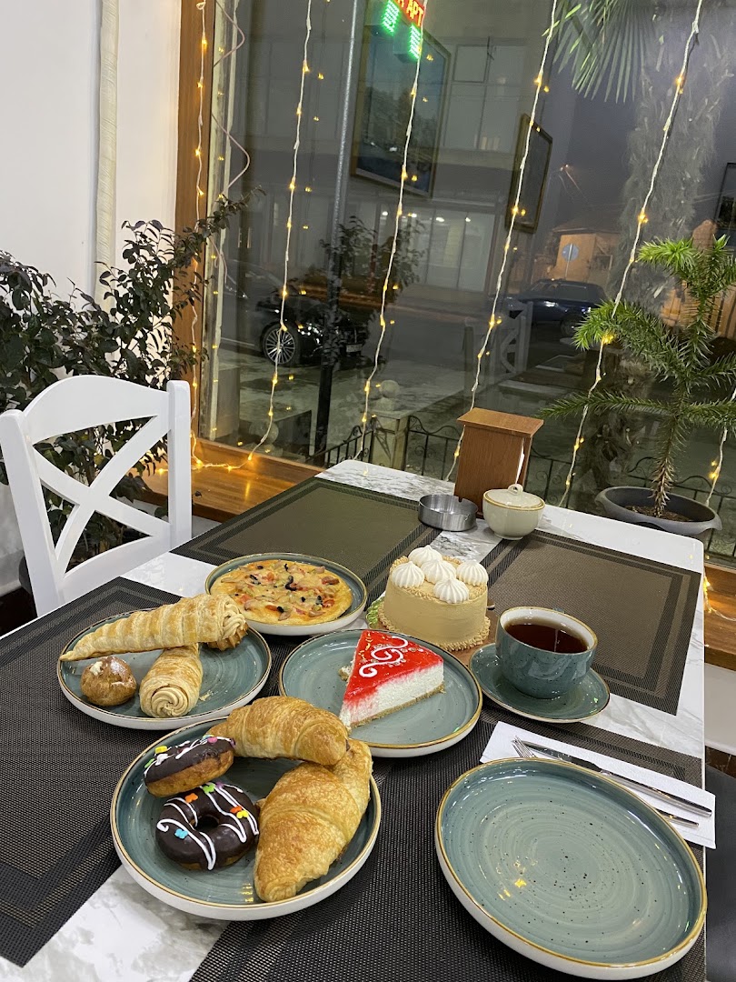 Ballı Un Məmulatları: appetizing display of shop products