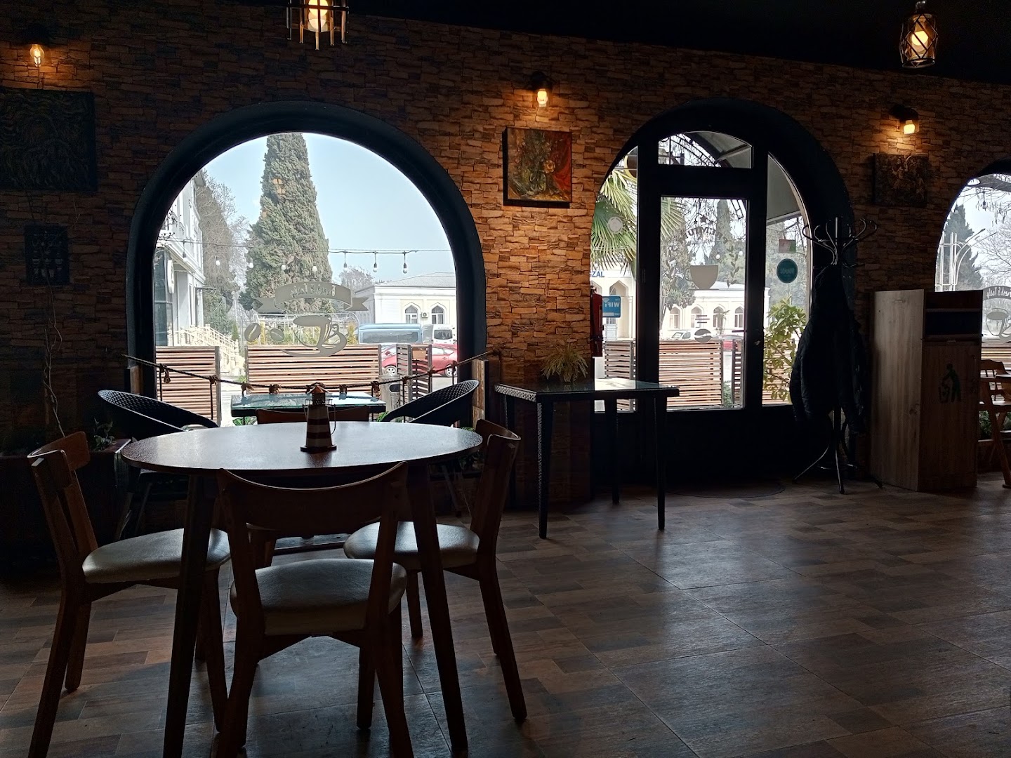 Lighthouse Coffeeshop: inviting and clear interior shot