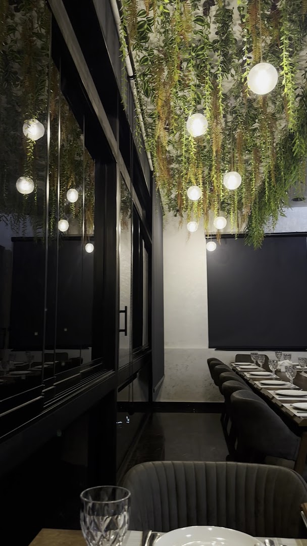 Mirvarim Ailəvi Restoranı: attractive interior atmosphere and decor