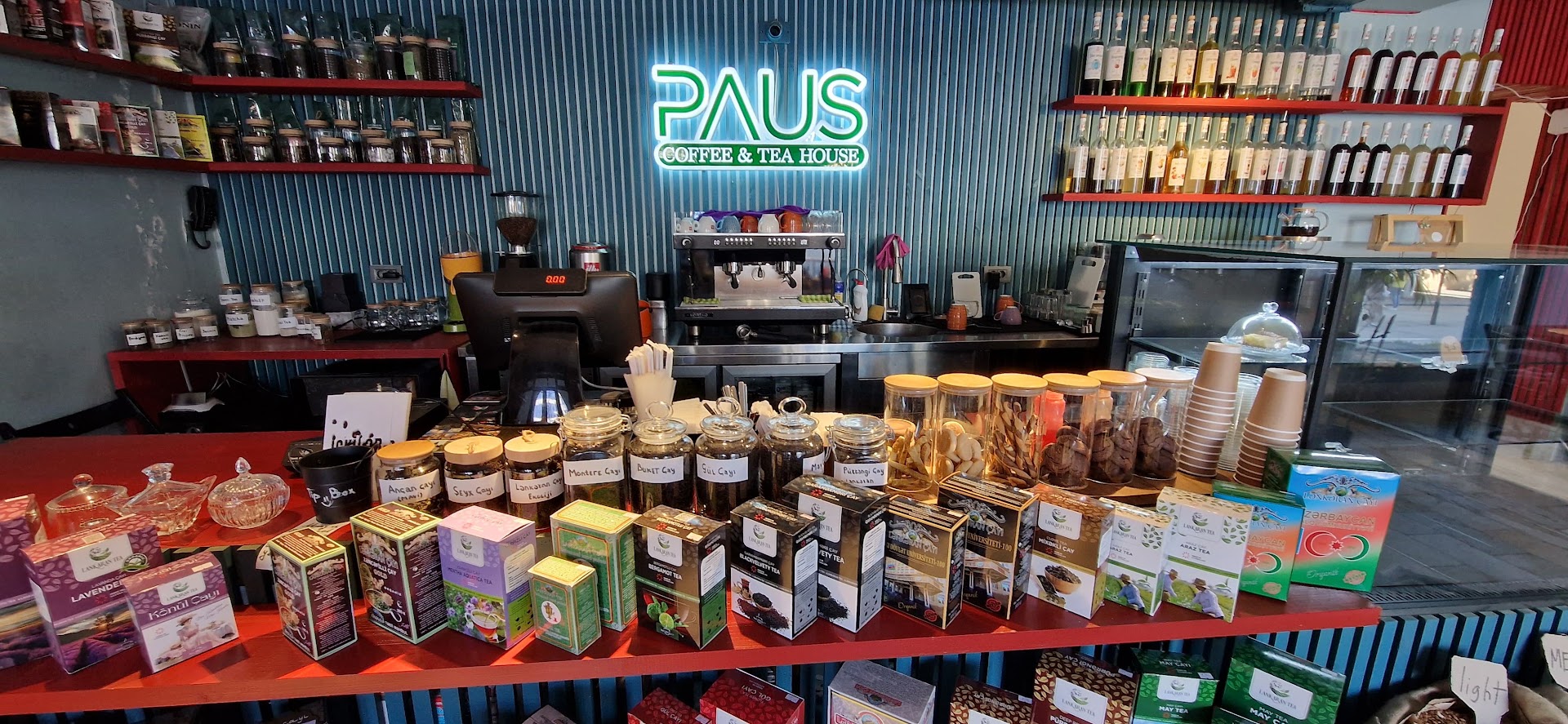 Paus Brewing: clear view of venue interior