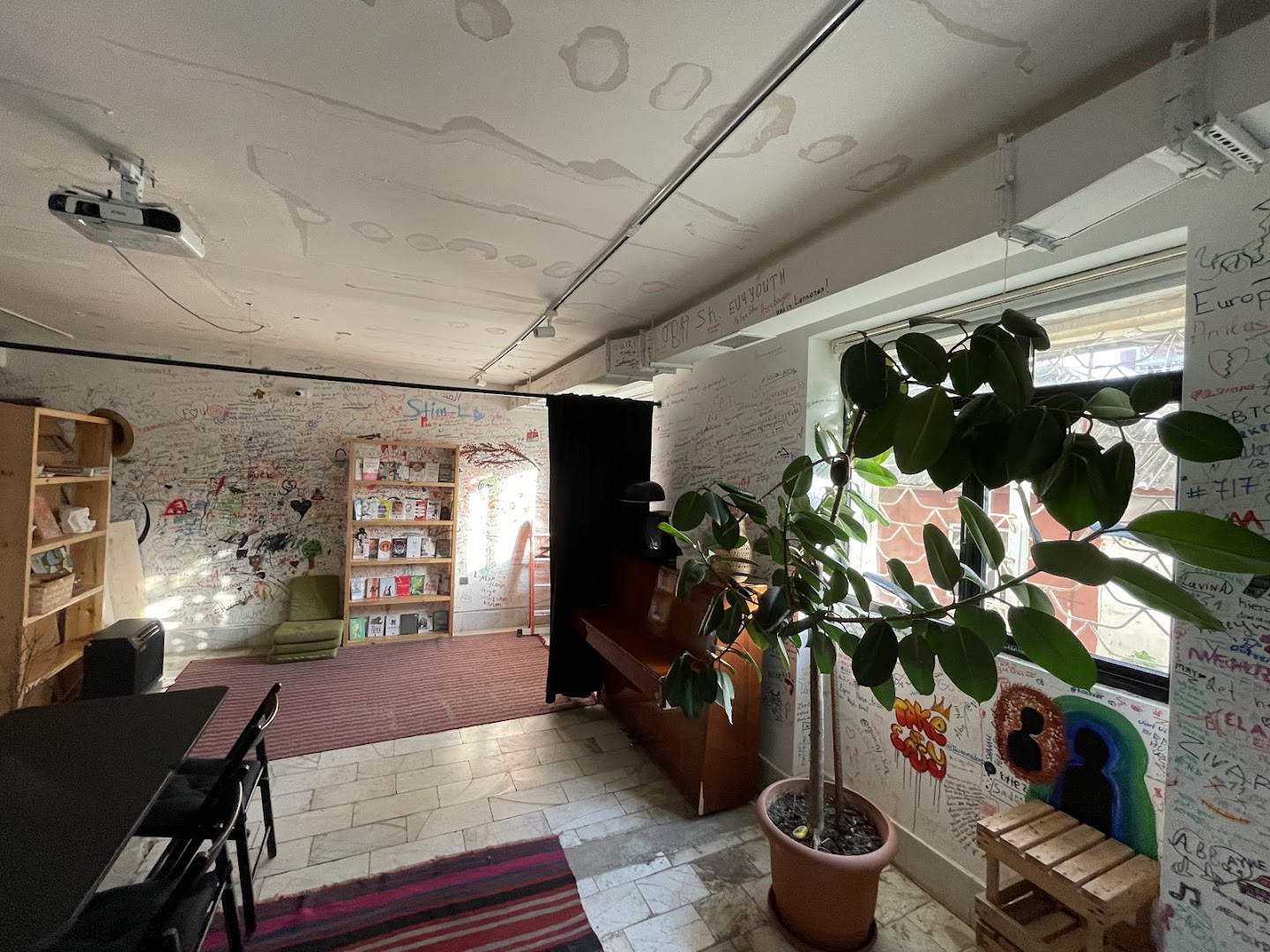 Tor Coffee Shop: unique cafe interior atmosphere