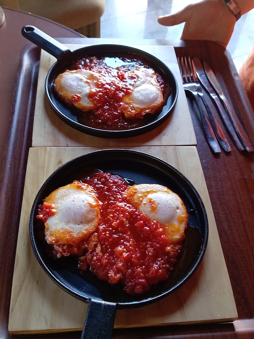 Cafevania: appetizing food presentation