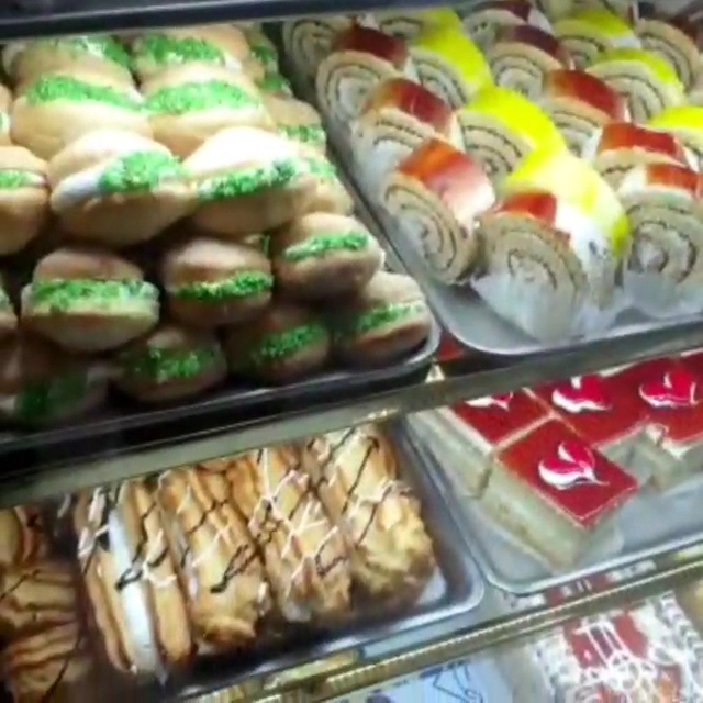 Cahan Ticarət Mərkəzi: appetizing display of shop products