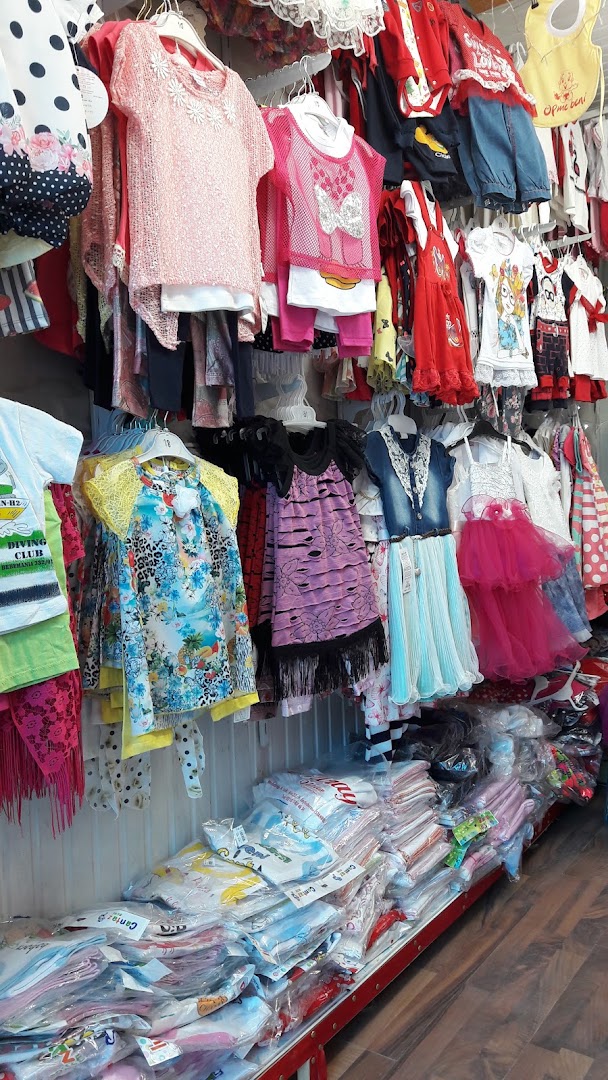 Cahan Ticarət Mərkəzi: clear display of shop products