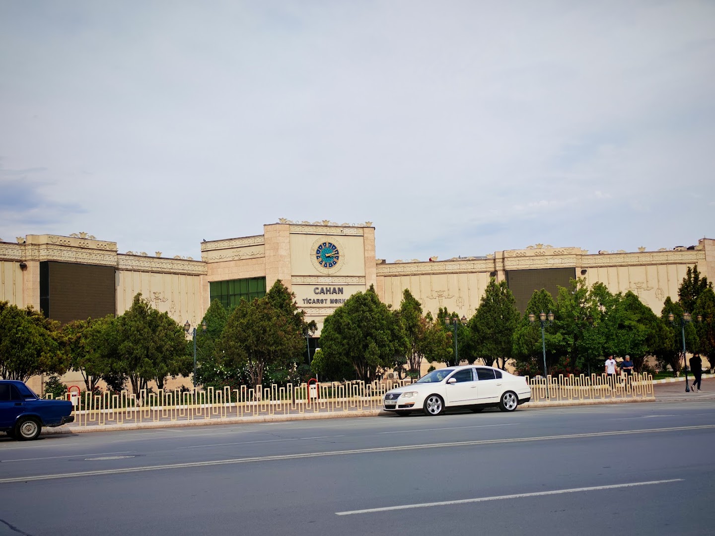 Cahan Ticarət Mərkəzi: clear exterior shot of venue