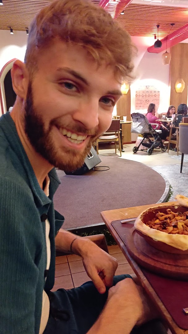 Kəklikotu Restoran: happy customer and food