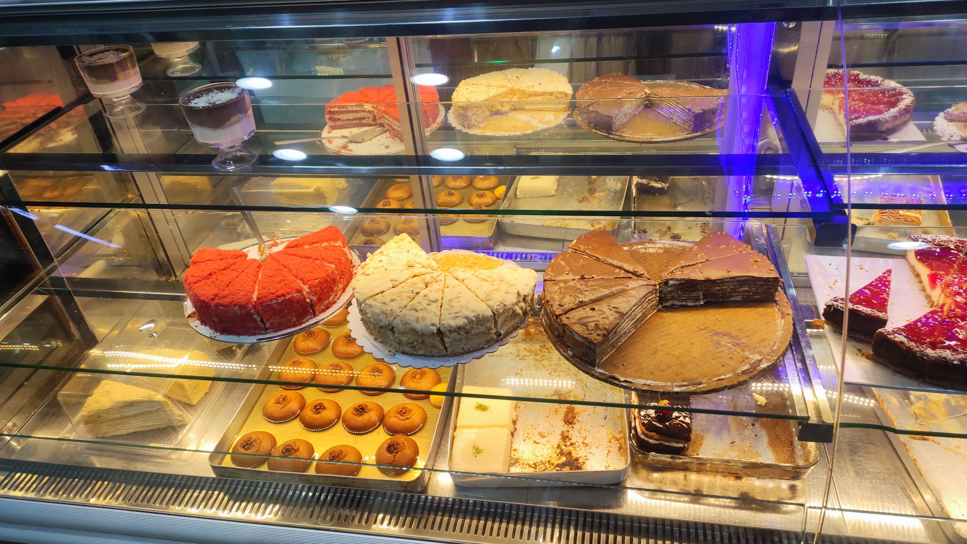 Zümrüd Restoran: appetizing display of restaurant desserts