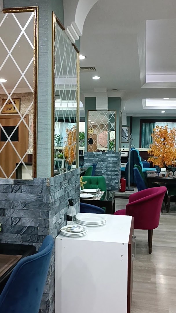 Zümrüd Restoran: clear interior shot showing atmosphere
