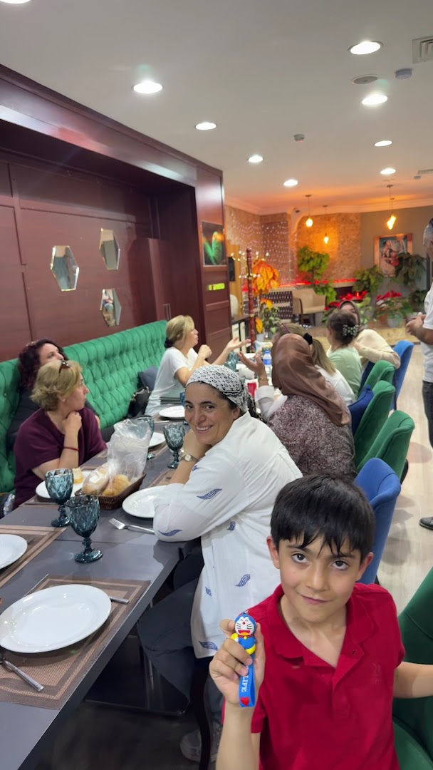 Zümrüd Restoran: restaurant atmosphere and guests