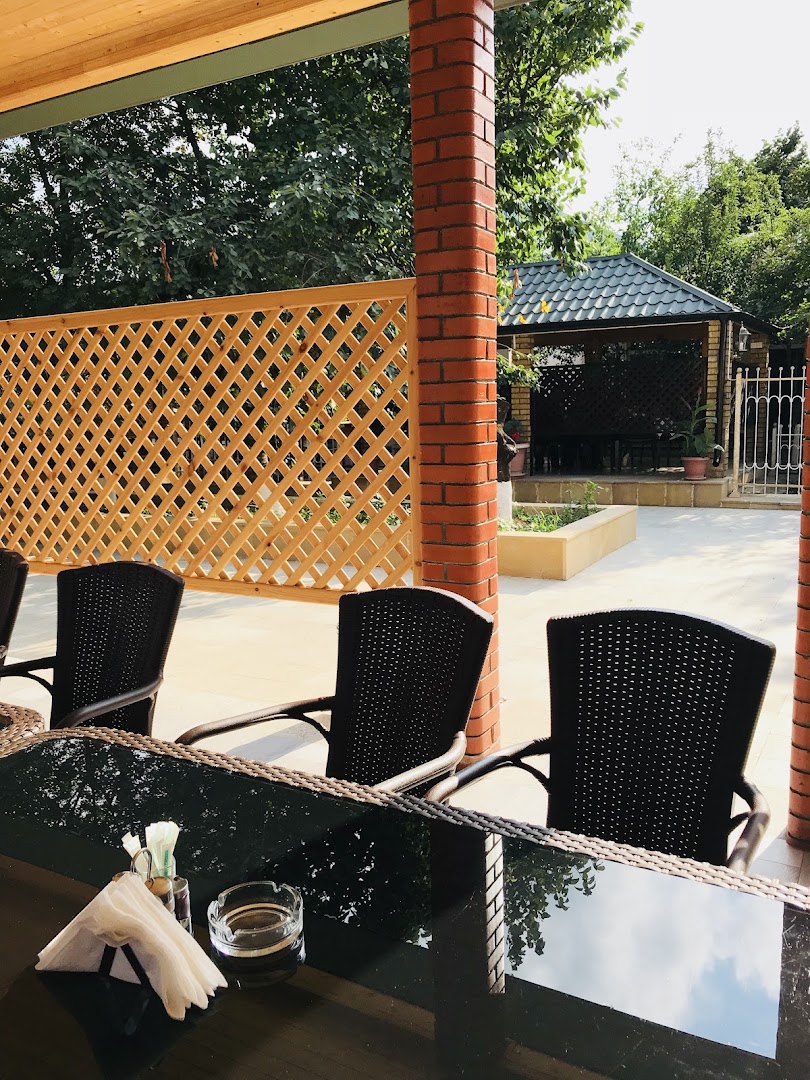 Çinar Restoran: inviting outdoor restaurant seating area