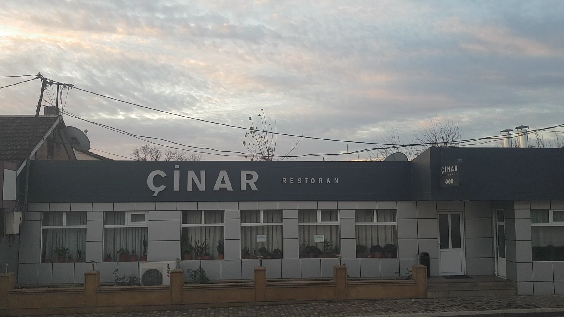 Çinar Restoran: clear exterior shot of restaurant