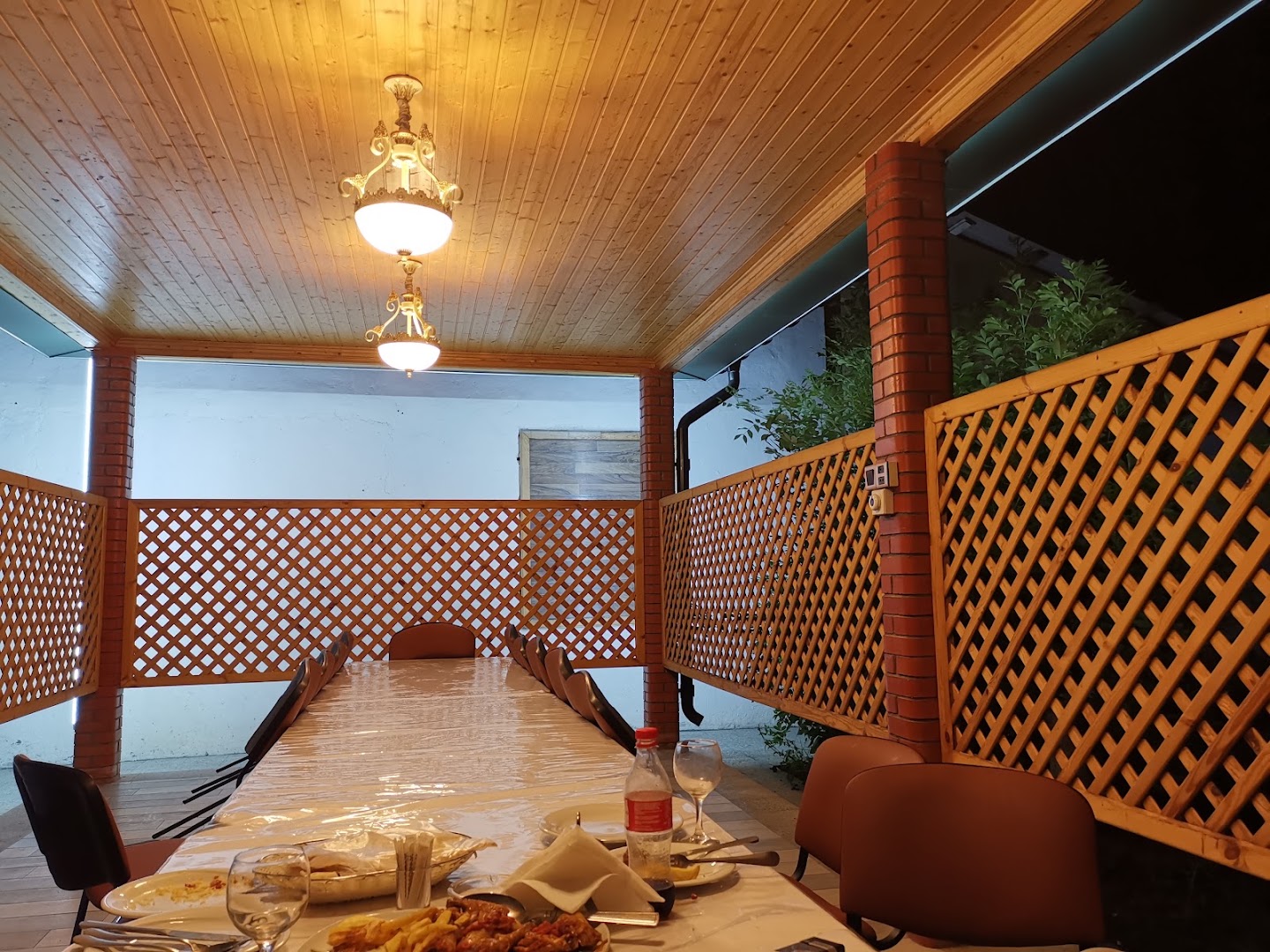 Çinar Restoran: inviting restaurant terrace atmosphere