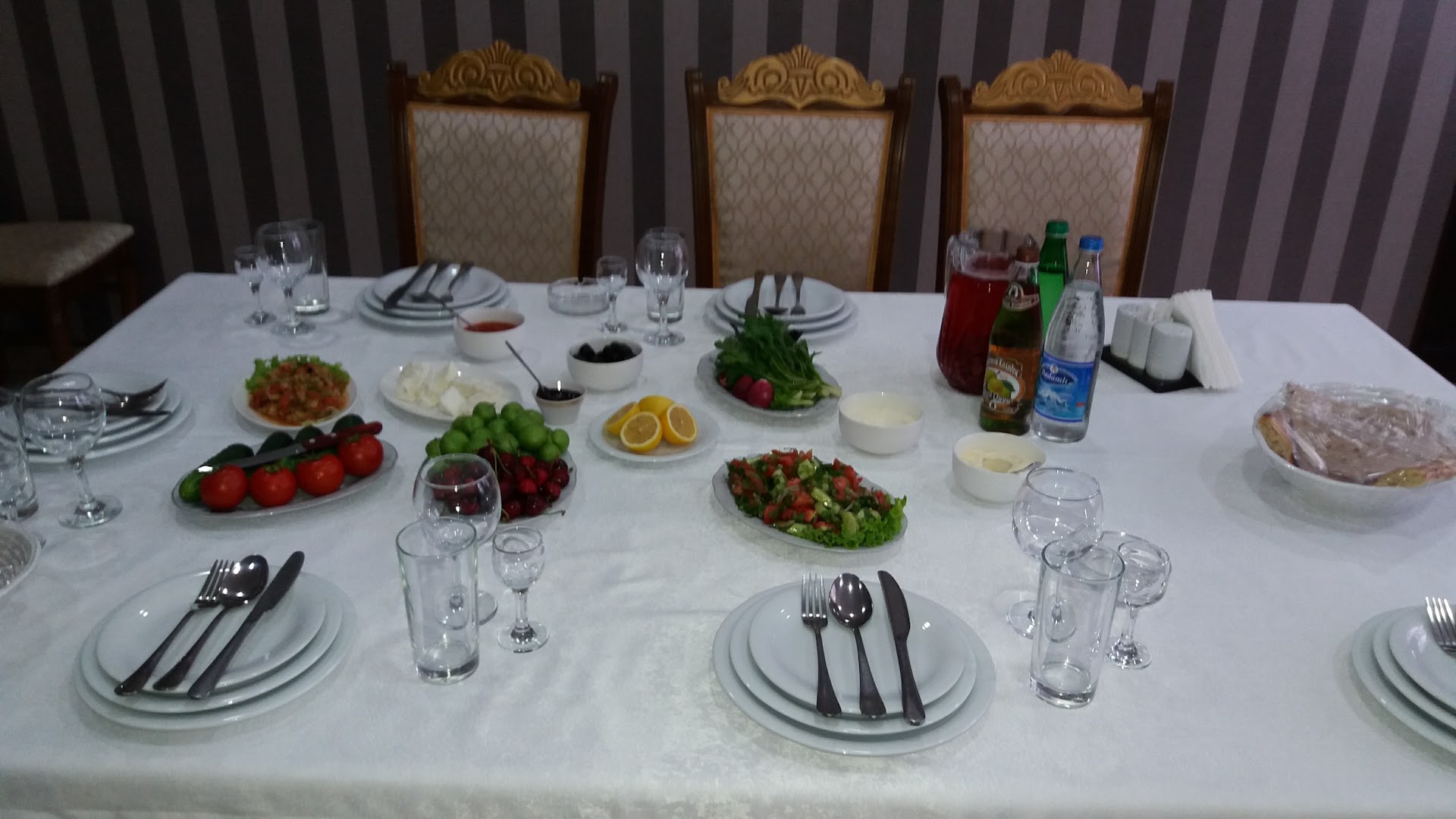 Çinar Restoran: well-presented restaurant table setting