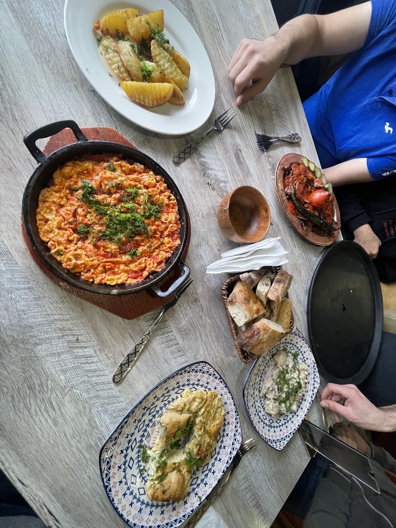 Manqallı Fastfood: appetizing food spread at table