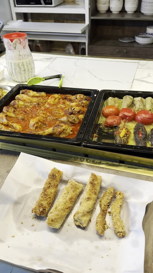 Manqallı Fastfood: appetizing display of prepared food