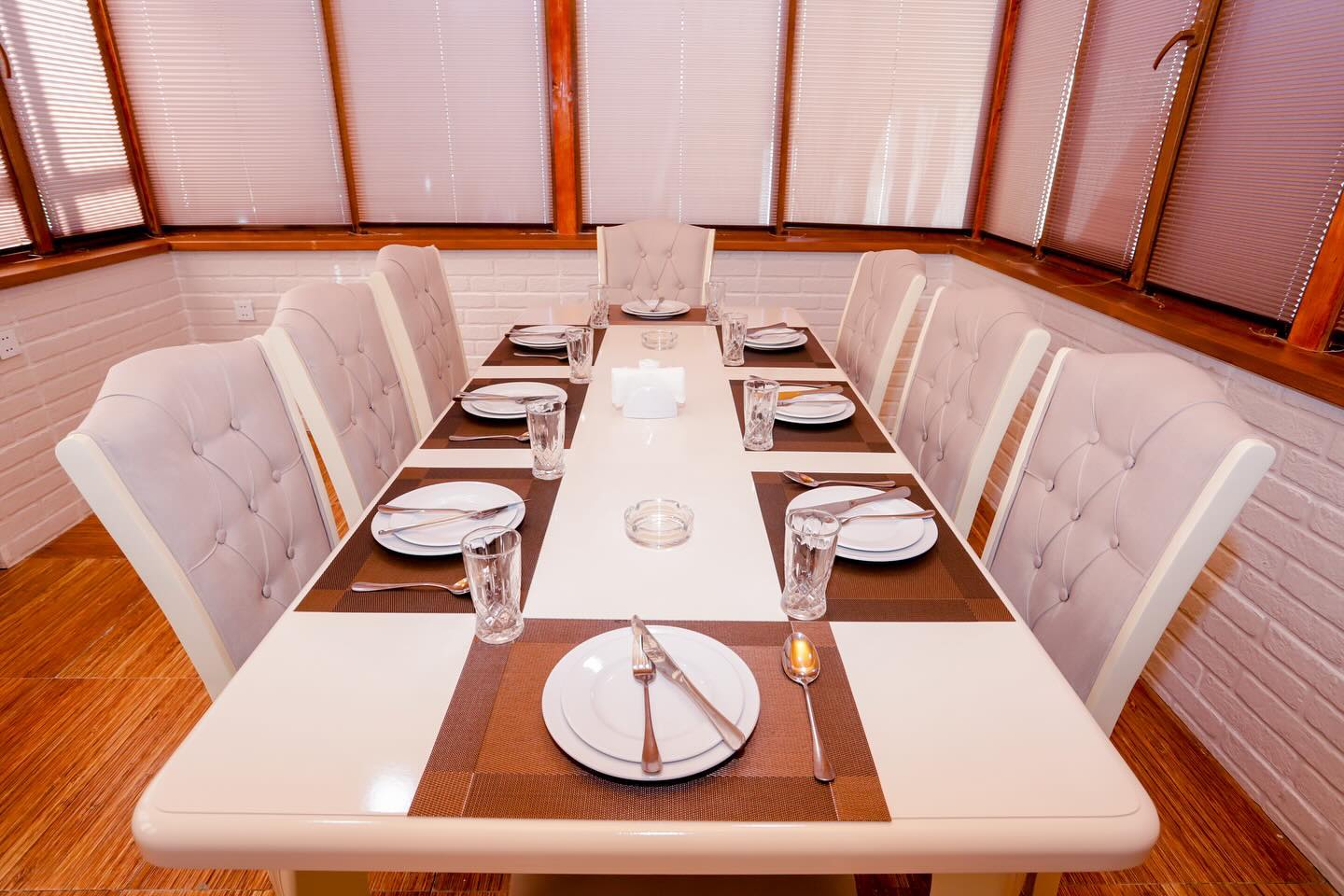 Qızıl Qaya Restoran: clean and inviting dining area