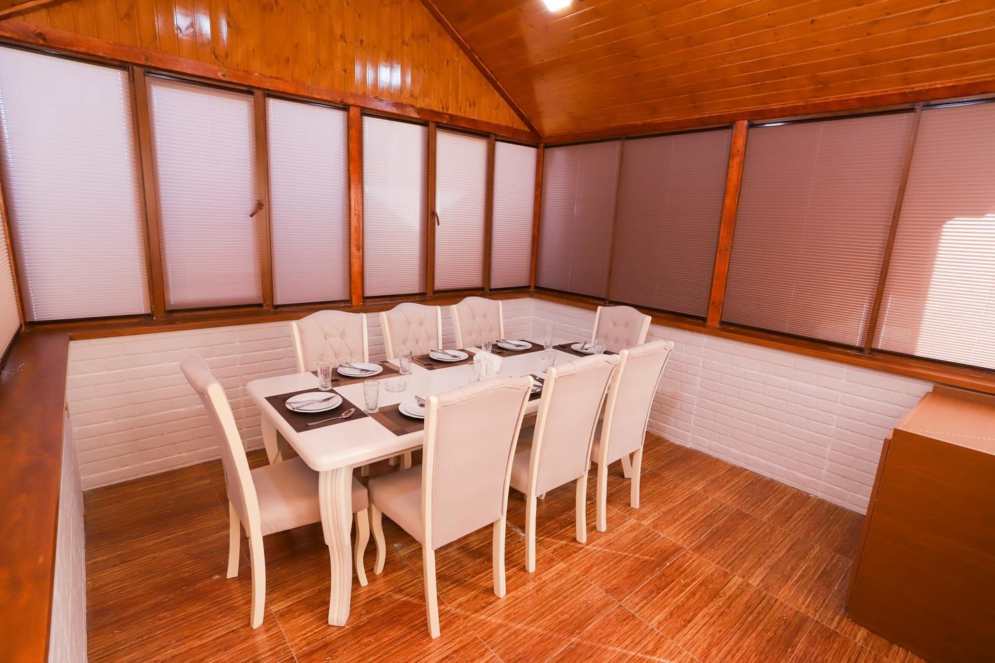 Qızıl Qaya Restoran: clear photo of dining area