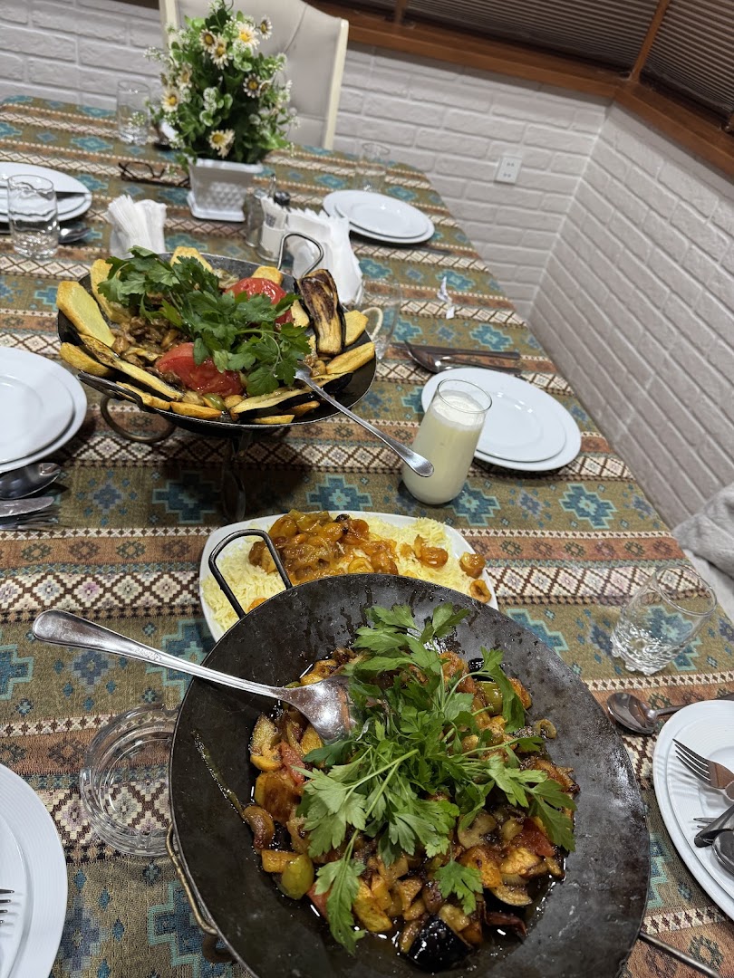 Qızıl Qaya Restoran: appetizing food presentation at table