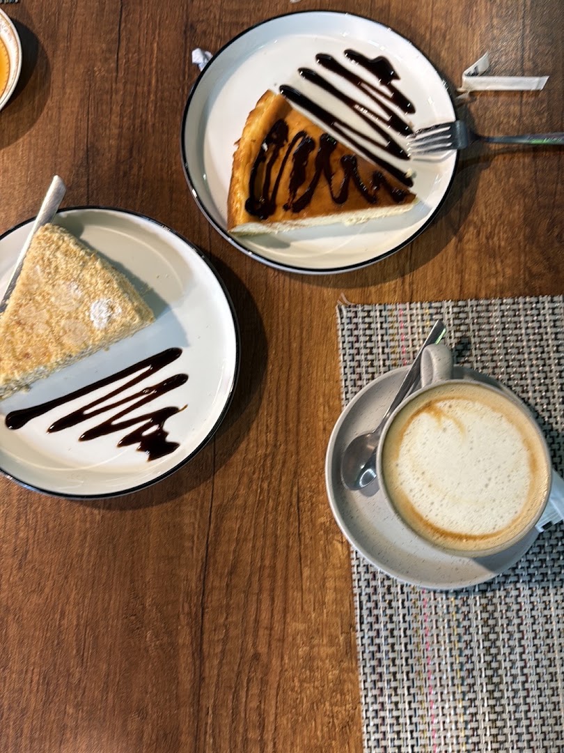 Saffra Coffee & Restaurant: appetizing food and drink presentation