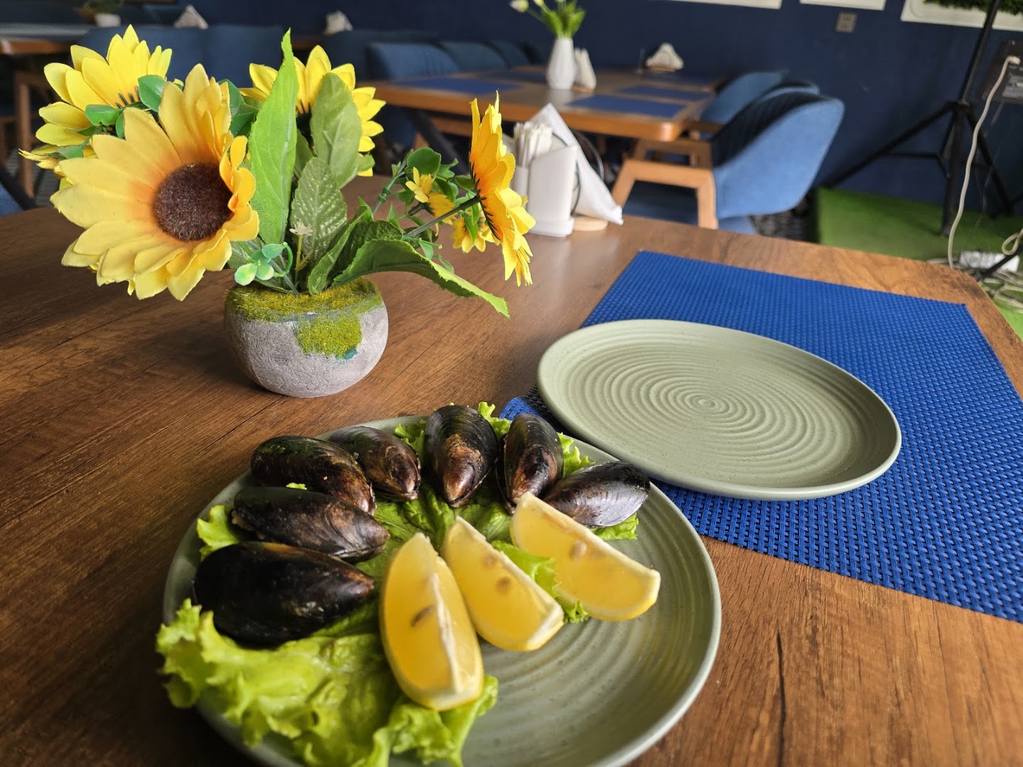 Saffra Coffee & Restaurant: appetizing food presentation and atmosphere