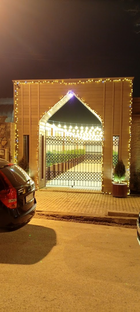 Moruq Rooms: attractive exterior night shot