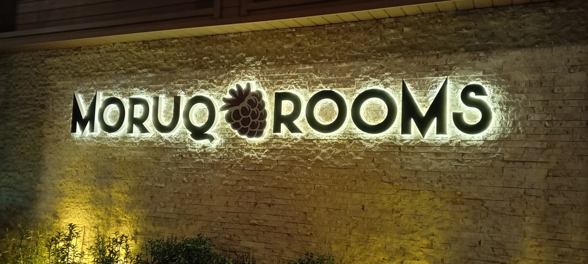 Moruq Rooms: professional signage photo