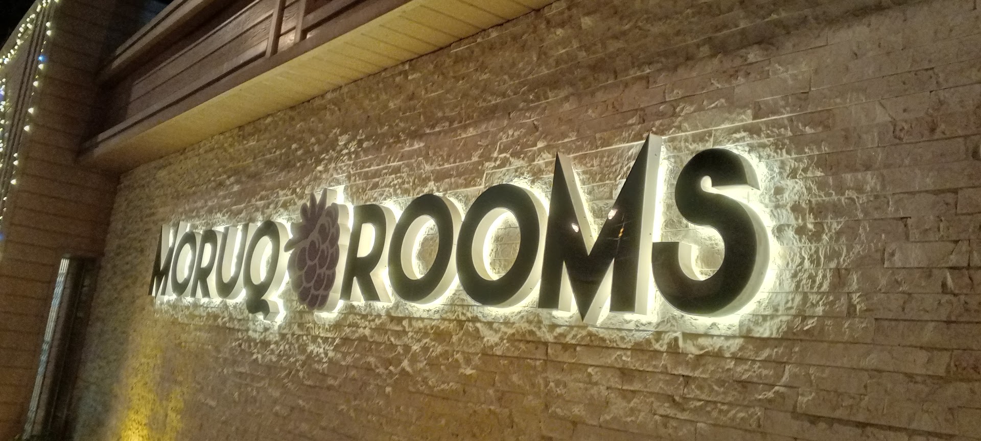 Moruq Rooms: clear, professional signage photo