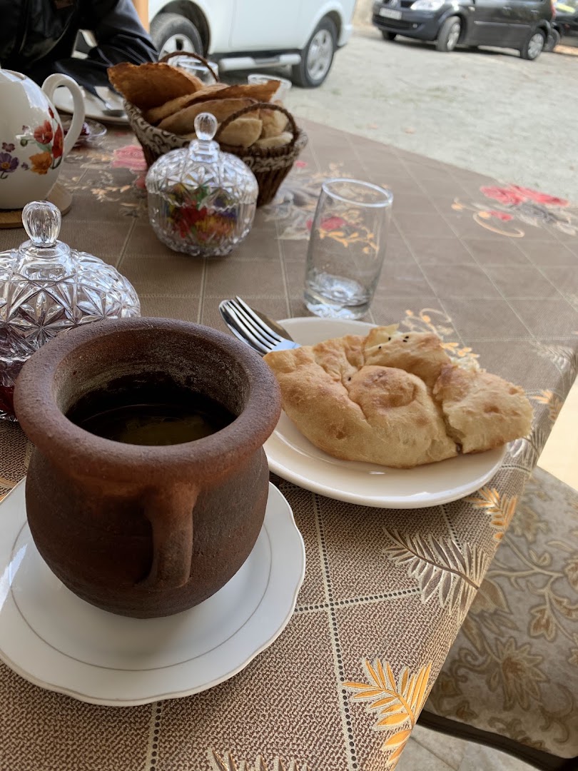 Sirvangol Restoran: appetizing food and drink presentation
