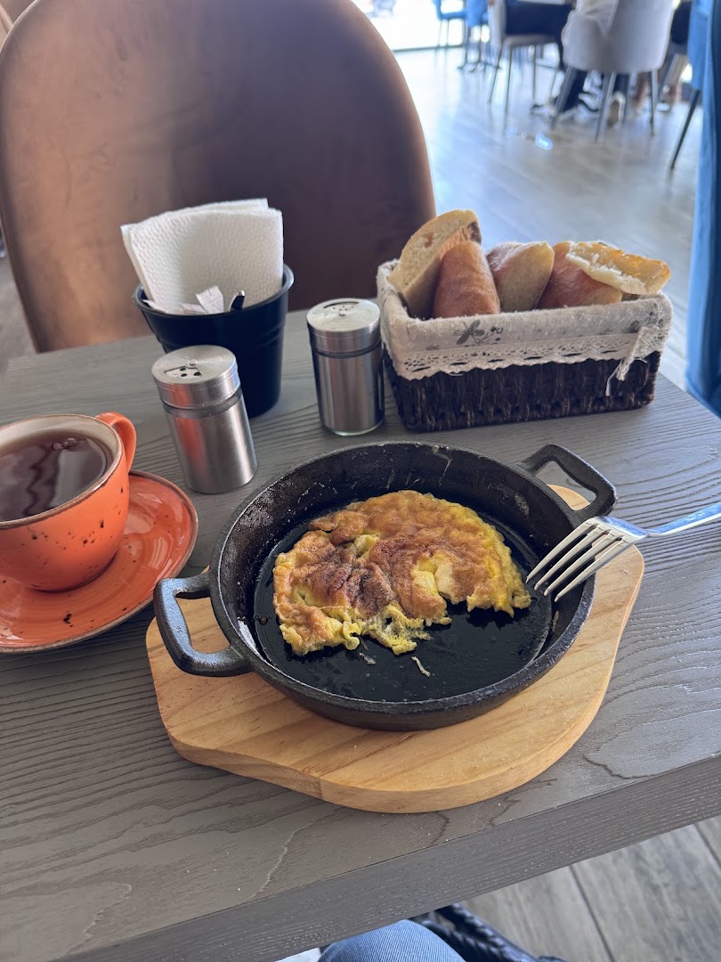 Cafe Central: appetizing food and drink presentation