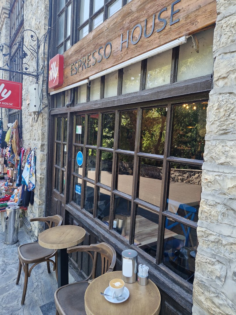 Illy Espresso House: inviting and clear exterior shot