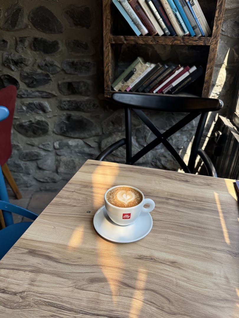 Illy Espresso House: appealing, high-quality coffee shop atmosphere