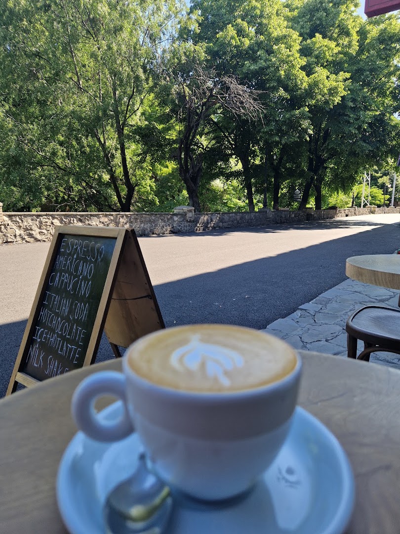 Illy Espresso House: appealing coffee and outdoor setting
