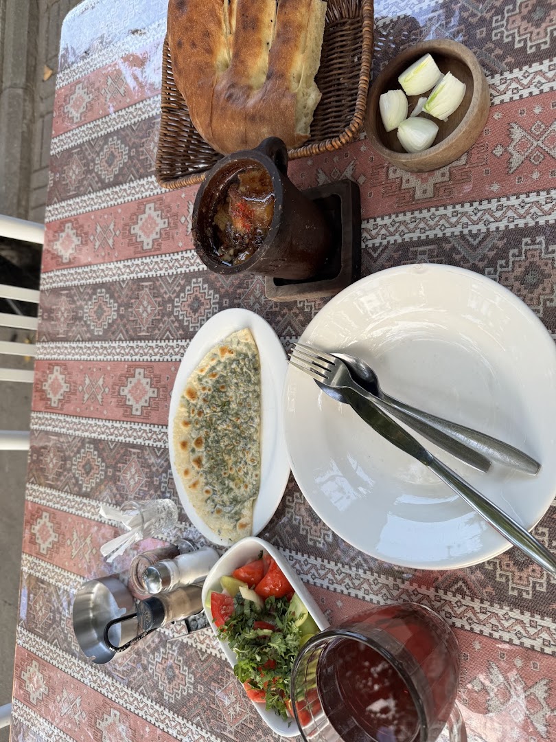 Restoran Qaqarin: appetizing food presentation