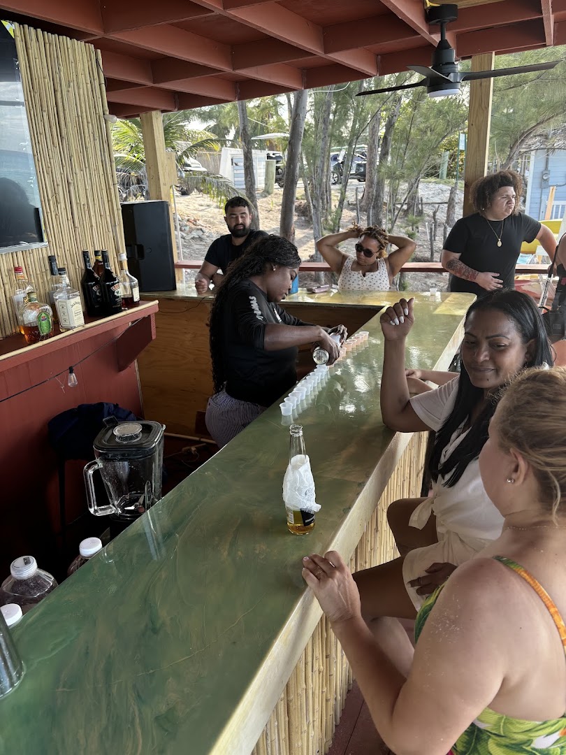 Beetle Beach Bar: lively bar atmosphere