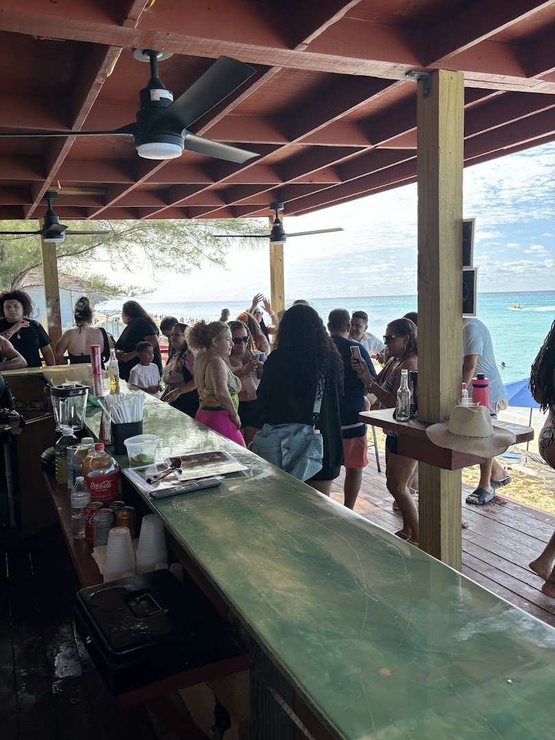 Beetle Beach Bar: vibrant beach bar atmosphere