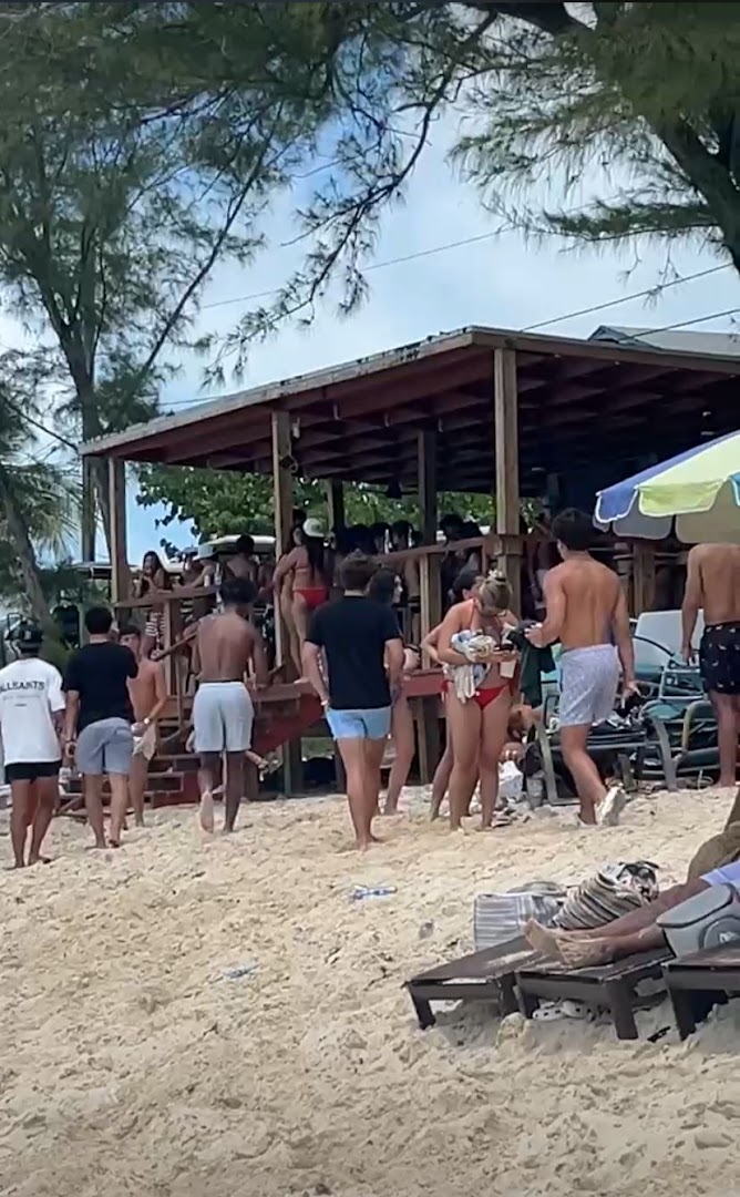 Beetle Beach Bar: venue atmosphere and crowd
