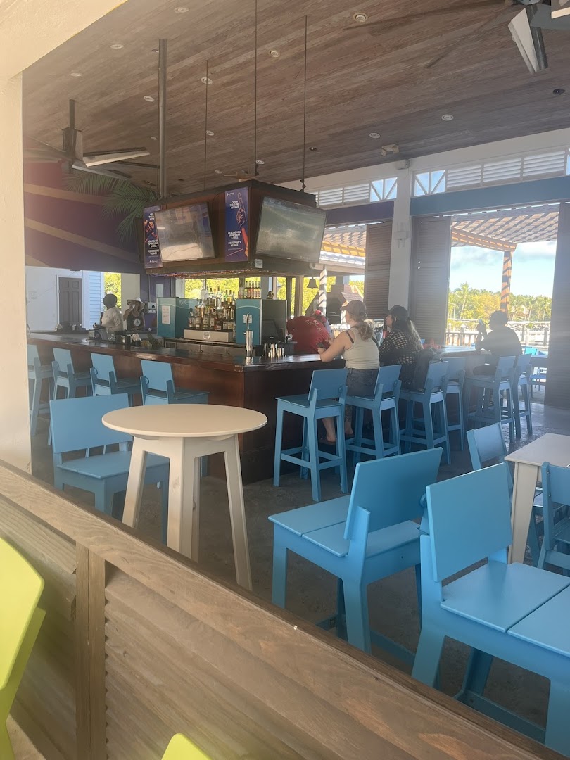 Healing Hole Rum Bar: clear view of bar atmosphere