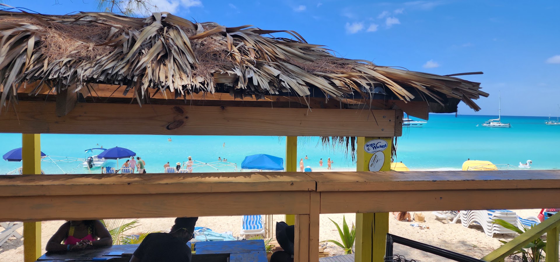 Sherry's Sunset Beach Bar: inviting atmosphere and beautiful view
