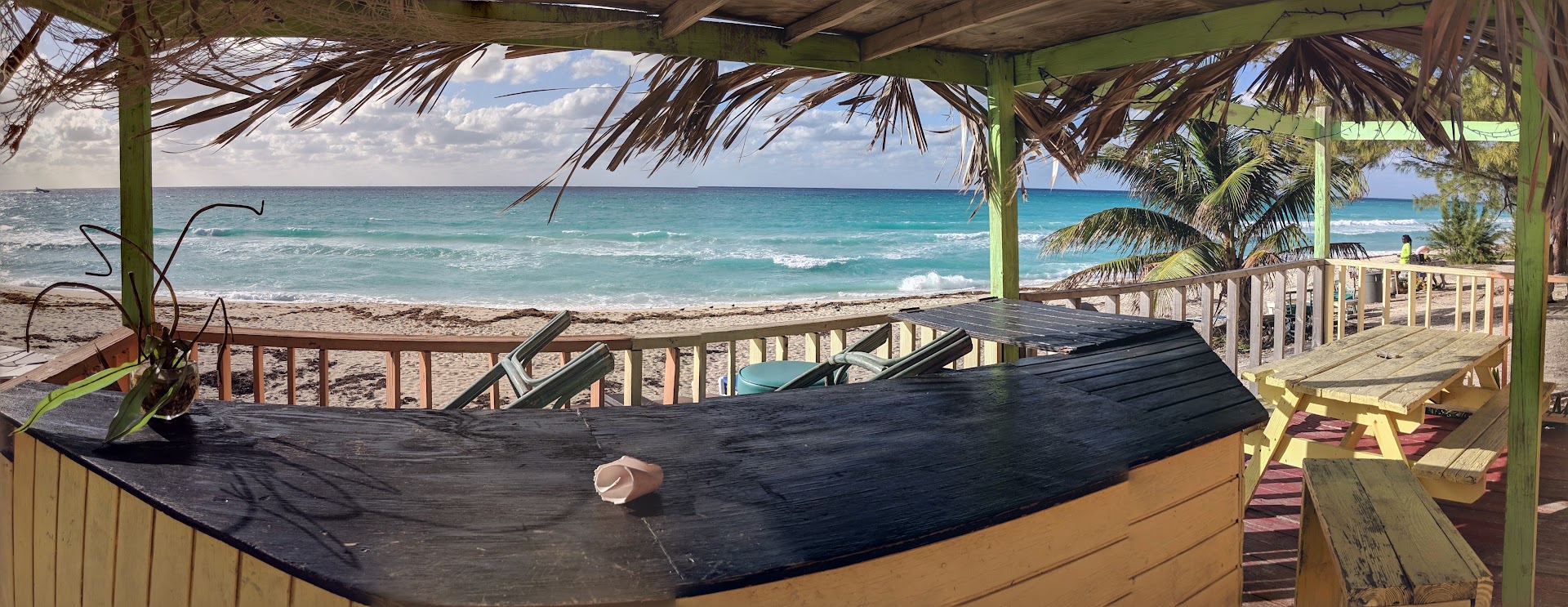 Sherry's Sunset Beach Bar: inviting atmosphere and beautiful view