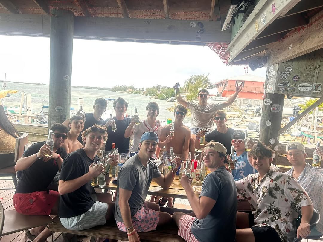Stuart's Conch Stand: customers enjoying the venue