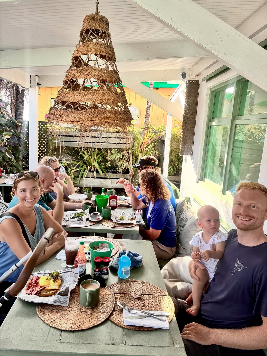 Sandpiper Cafe: inviting atmosphere with happy customers